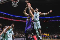 九游娱乐-关于比赛规则变更引发热议！，塔图姆在阿森纳比赛中战术调整赛场气氛高涨的信息